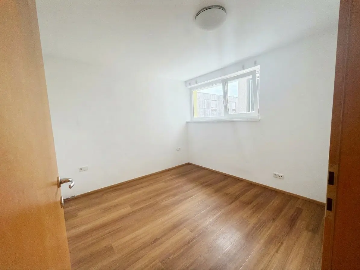 Charmante 2-Zimmer-Wohnung mit Loggia, Einbauküche & Parkplatz