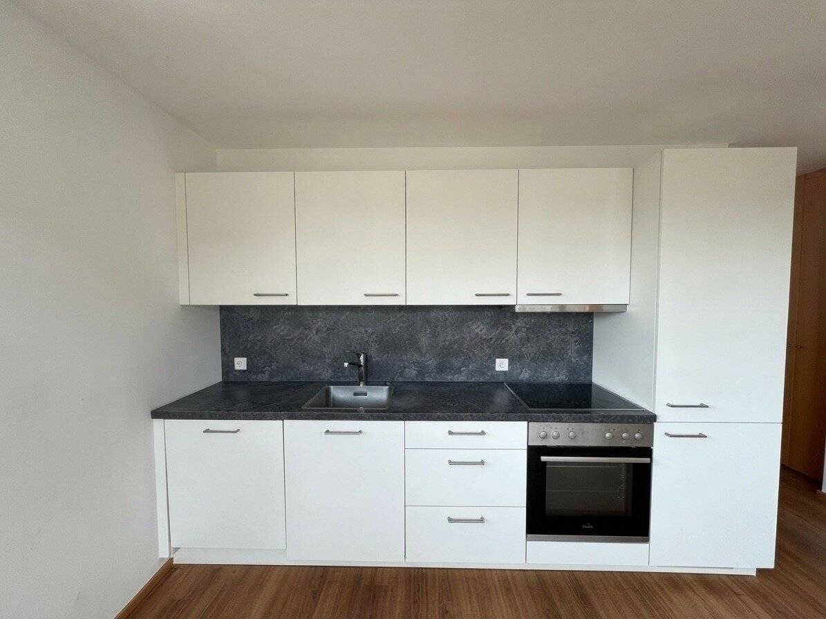 Charming 2-room apartment with loggia, fitted kitchen &amp; parking