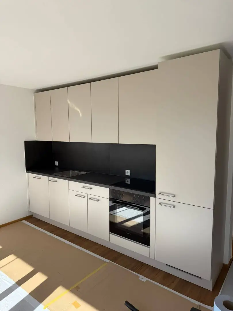 Charmante 2-Zimmer-Wohnung mit Loggia, Einbauküche &amp; Parkplatz