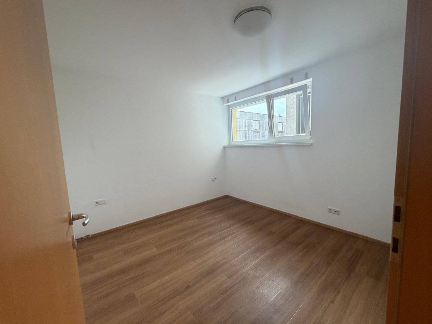 Charming 2-room apartment with loggia, fitted kitchen &amp; parking