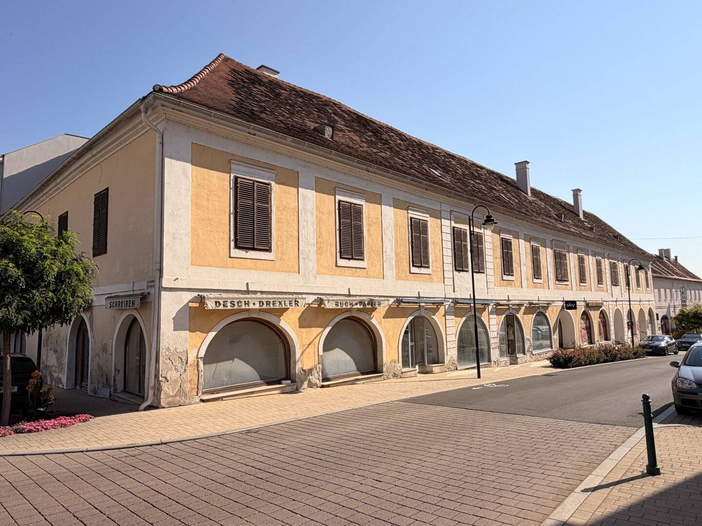 Renovate, reposition, utilize – vacant residential and commercial building with versatile usage potential