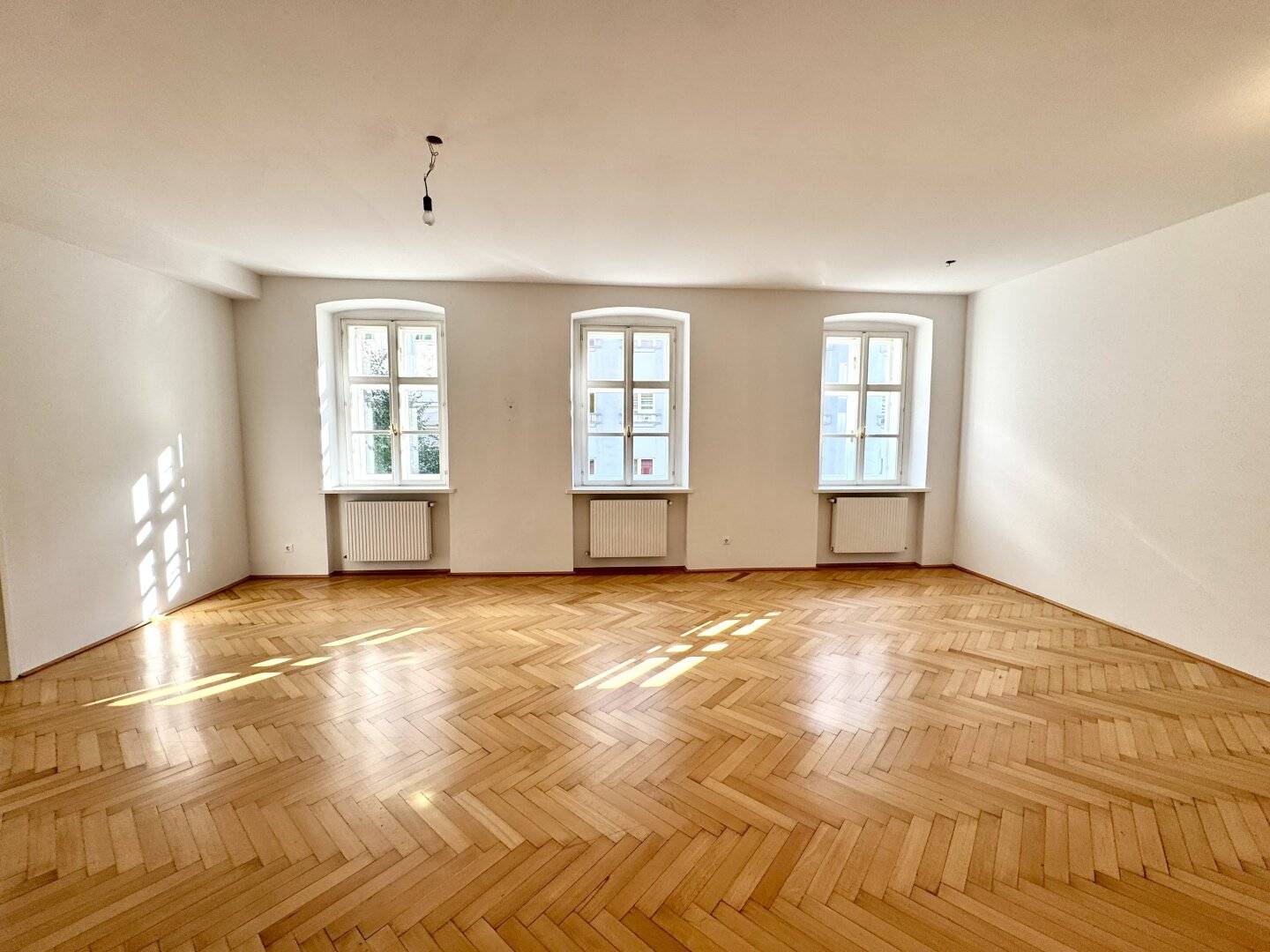 Flatshare Suitable! 3-room apartment in a beautiful old building for rent!