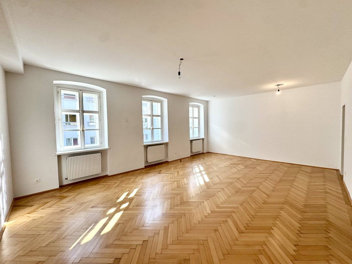 Flatshare Suitable! 3-room apartment in a beautiful old building for rent!