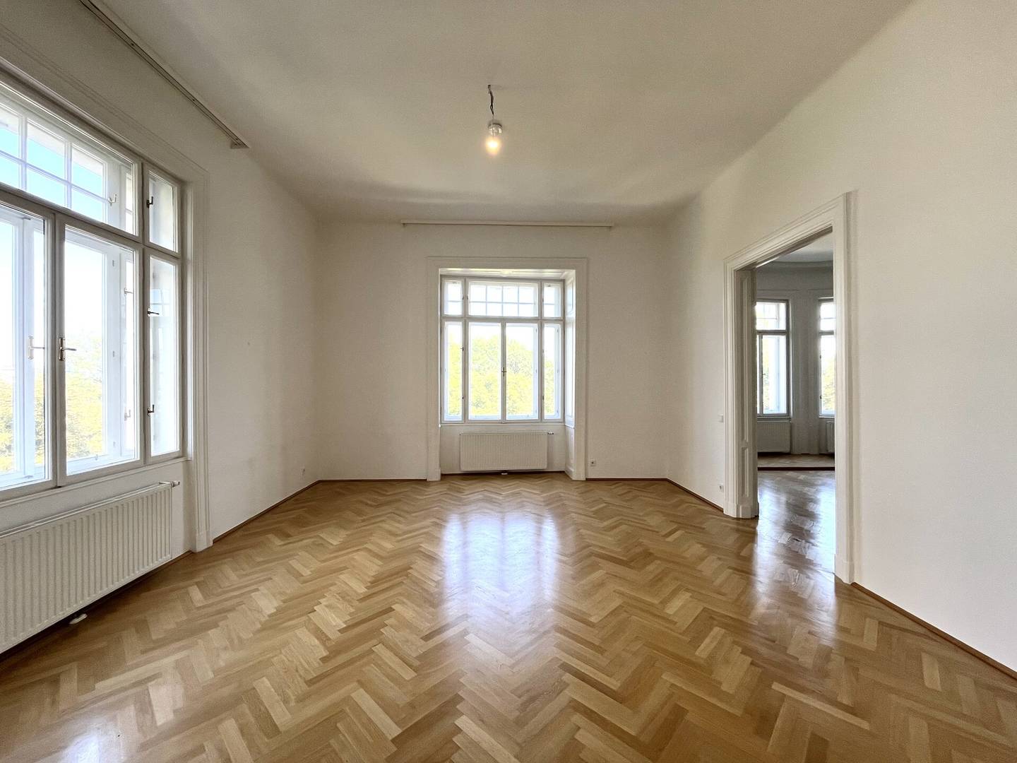 Helle Altbauwohnung nahe Schloss Belvedere mit Fischgrätparkett
