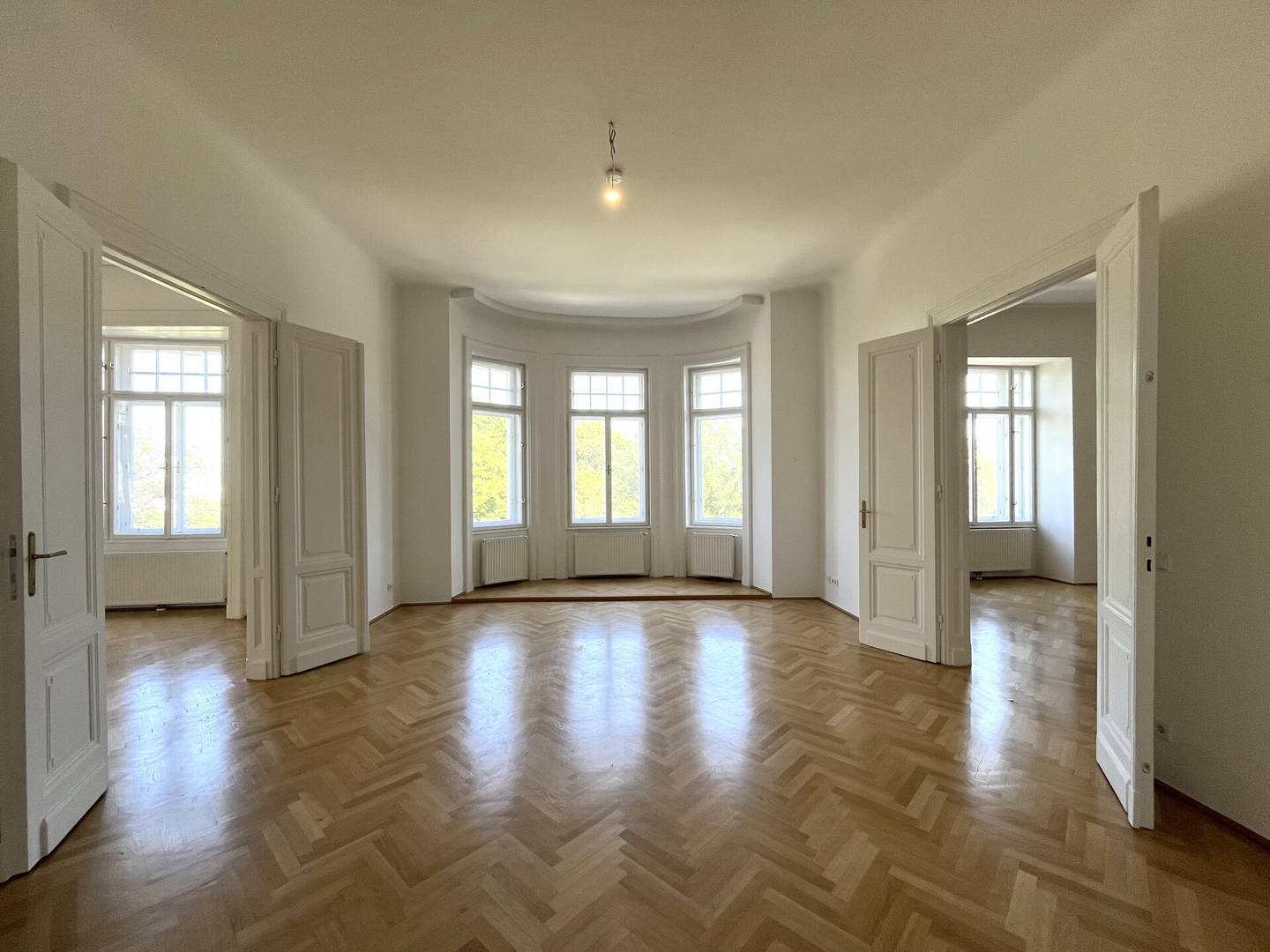 Helle Altbauwohnung nahe Schloss Belvedere mit Fischgrätparkett