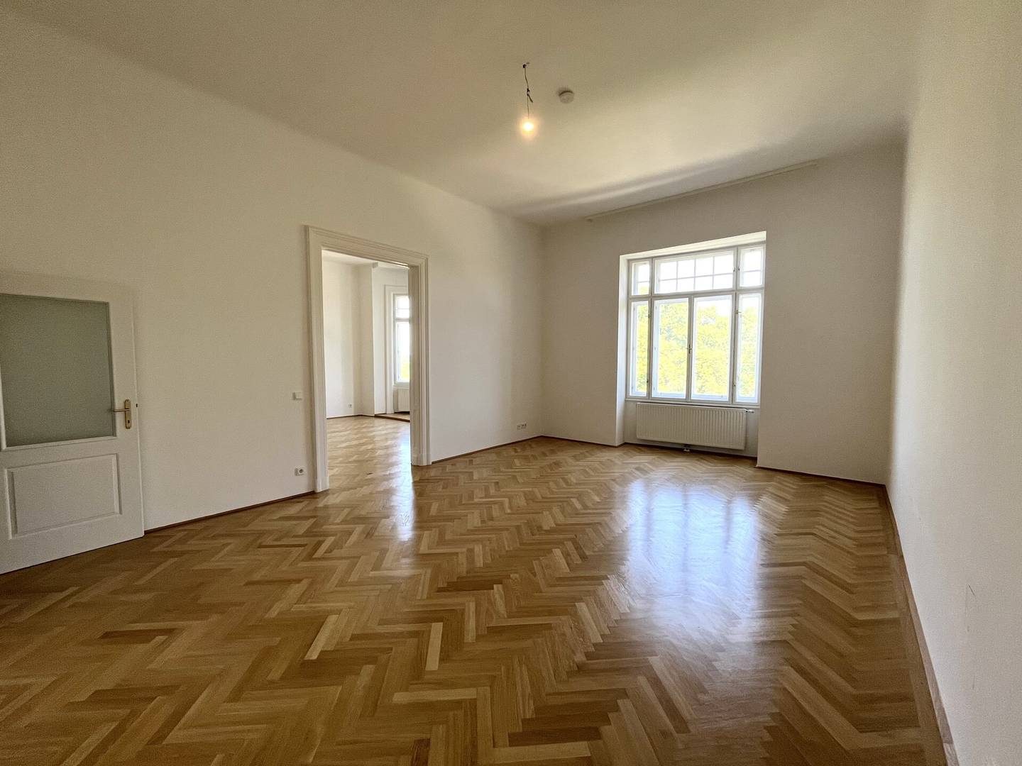 Helle Altbauwohnung nahe Schloss Belvedere mit Fischgrätparkett