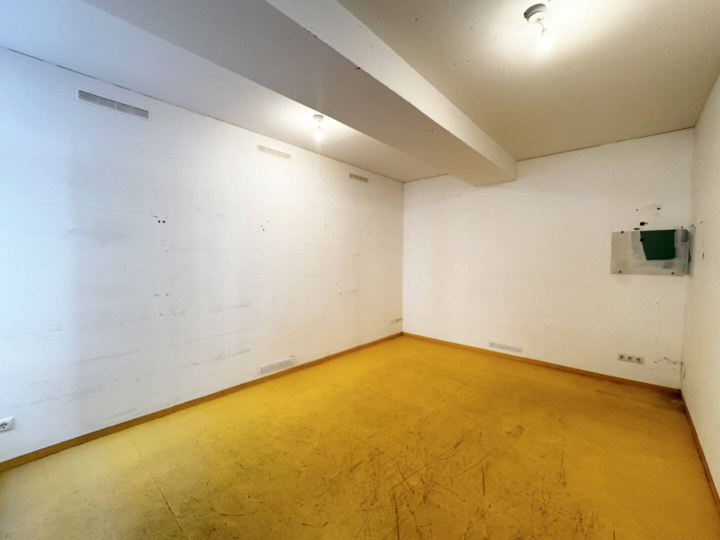 Office/Studio on the ground floor - also with street-side access