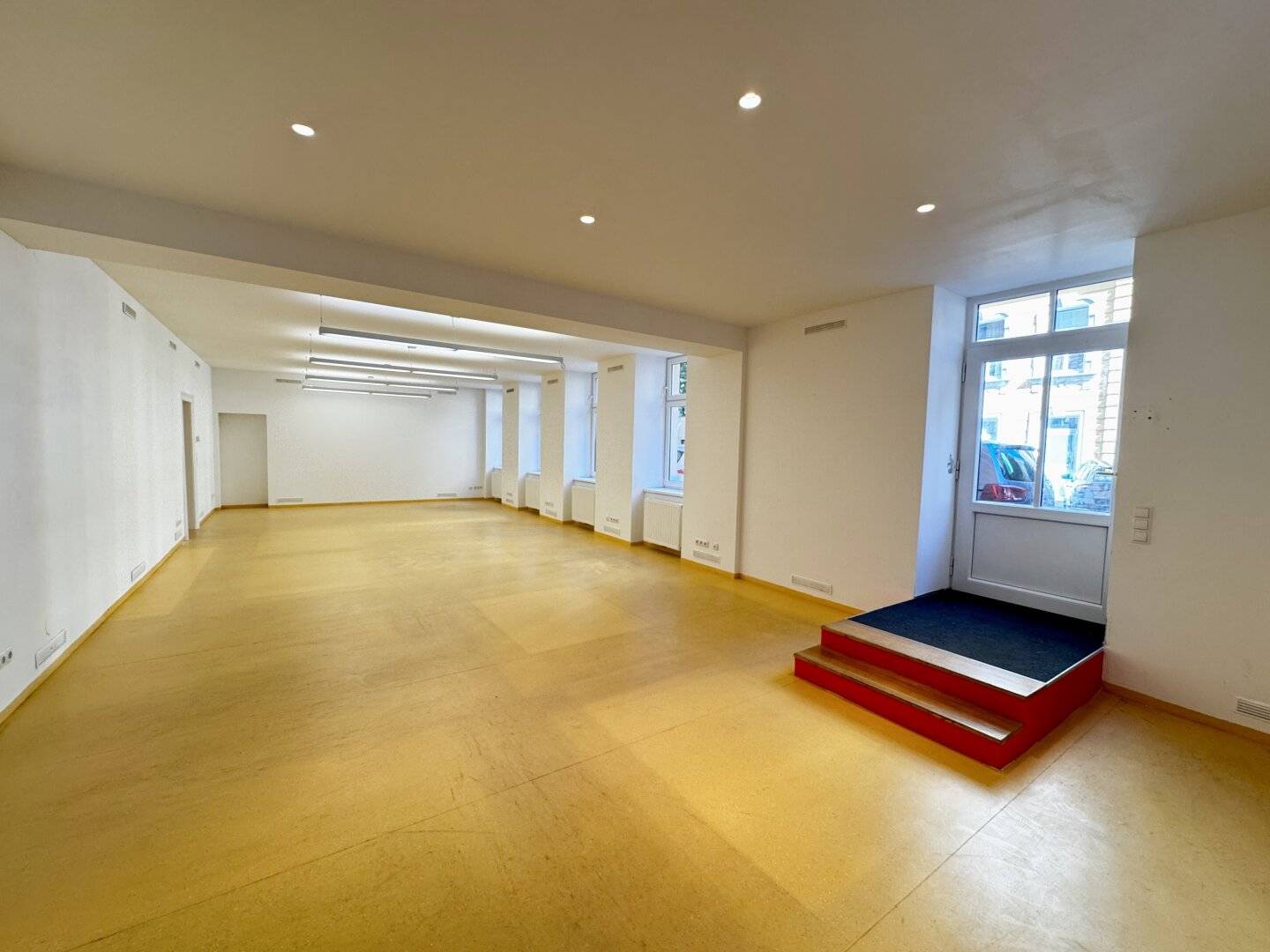 Office/Studio on the ground floor - also with street-side access