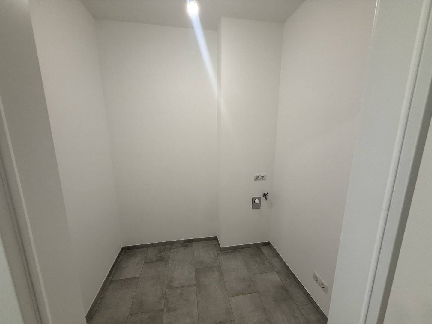 ERDGESCHOSS | 54M2 | 23M2 GARTEN | 2 TG- PARKPLÄTZE | 2 SCHLAFZIMMER | 15M2 TERRASSE