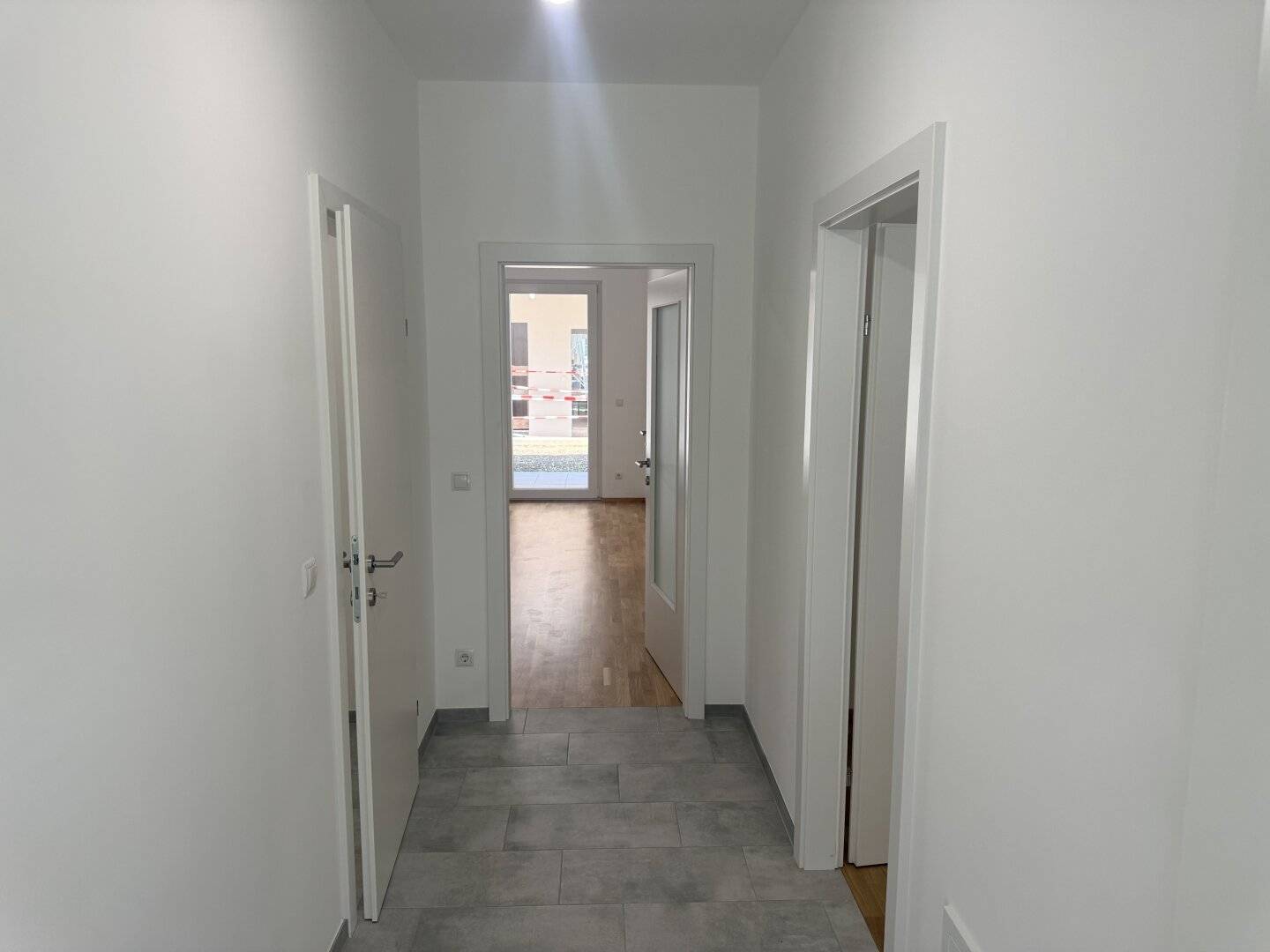ERDGESCHOSS | 54M2 | 23M2 GARTEN | 2 TG- PARKPLÄTZE | 2 SCHLAFZIMMER | 15M2 TERRASSE