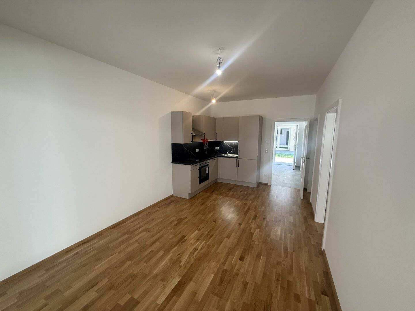 ERDGESCHOSS | 57M2 | 19M2 GARTEN | 2 TG- PARKPLÄTZE | 2 SCHLAFZIMMER | 16M2 TERRASSE