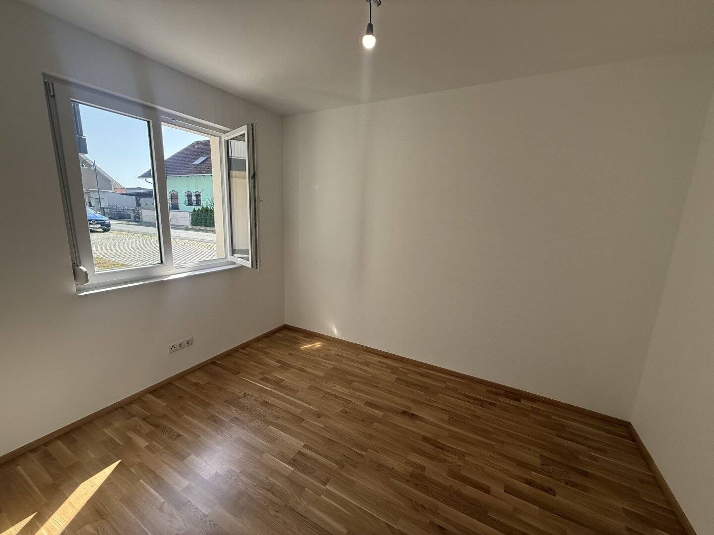 ERDGESCHOSS | 74M2 | 41M2 GARTEN | 2 TG- PARKPLÄTZE | 3 SCHLAFZIMMER
