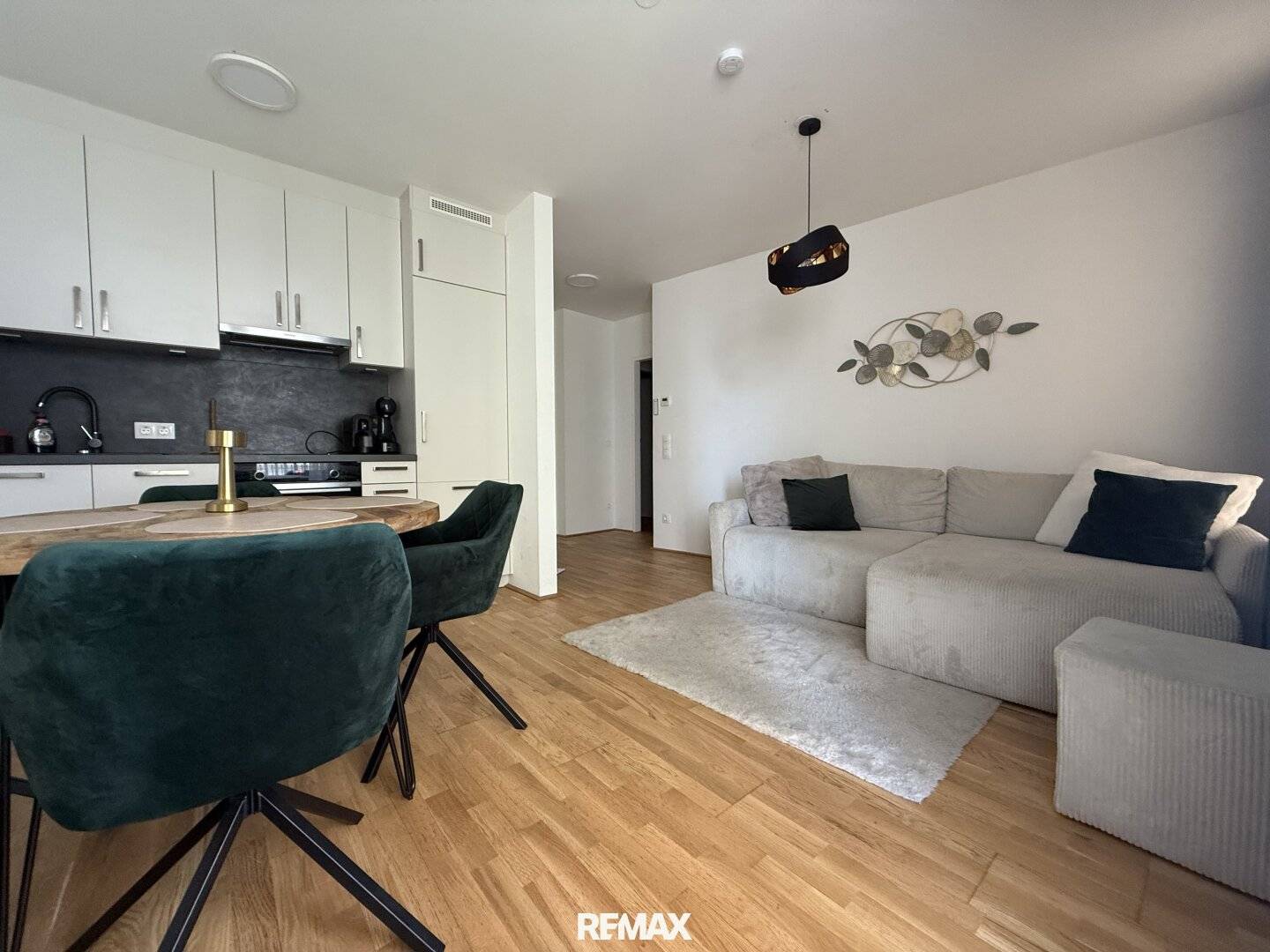Modern 2-room apartment with balcony in like-new condition