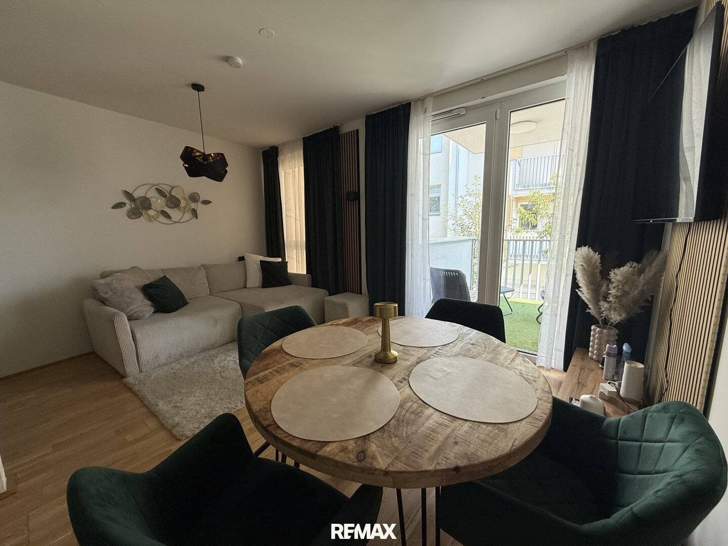 Modern 2-room apartment with balcony in like-new condition
