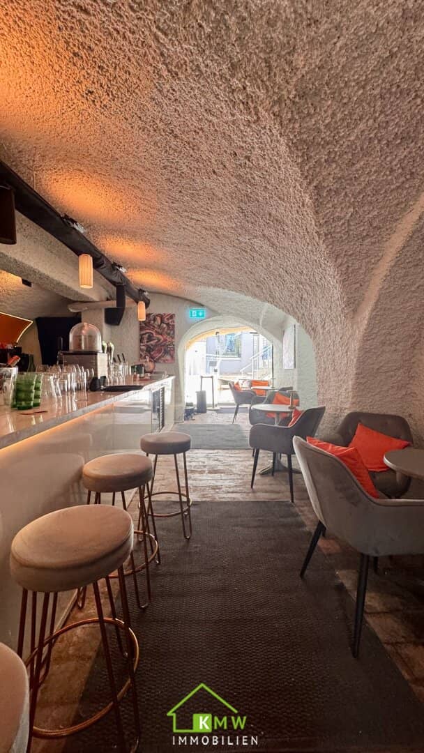 Steiner Tor: renoviertes ca.125m² Gastronomie/Geschäftslokal