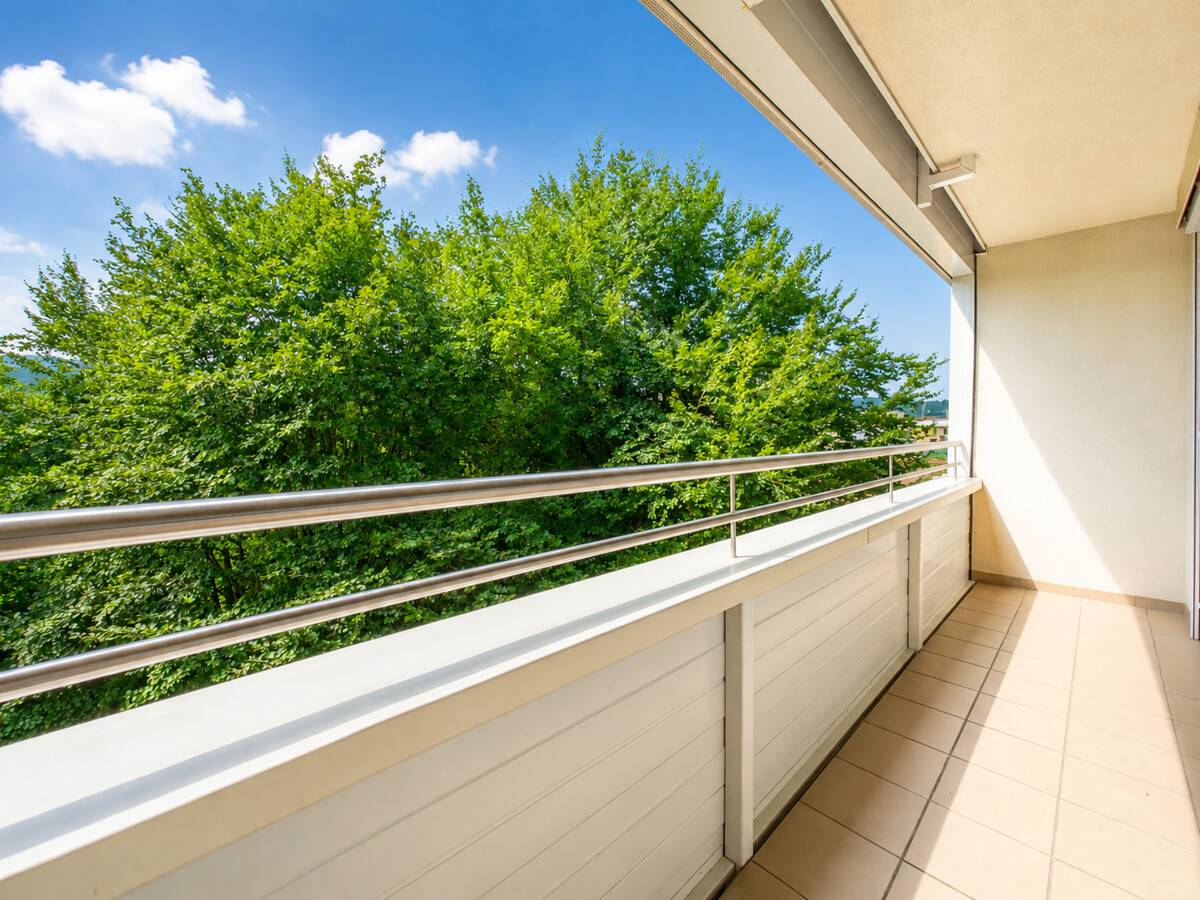 Bright apartment with south facing loggia in city centre