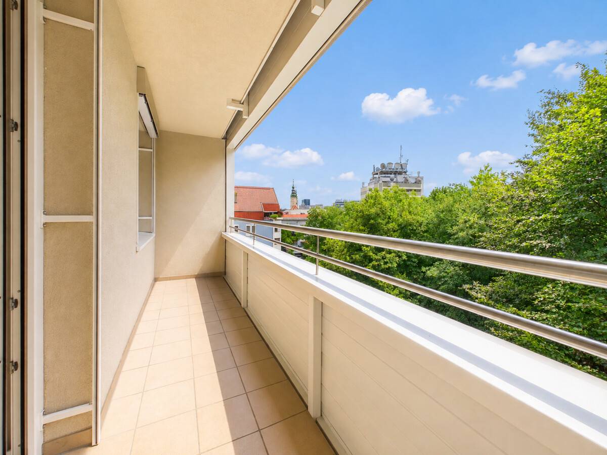 Bright apartment with south facing loggia in city centre