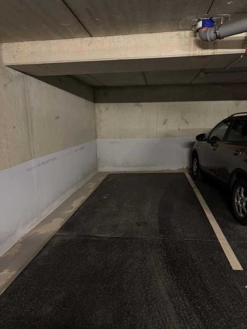 Pelzgasse 20 - spacious motorcycle parking space with room for multiple single-track vehicles