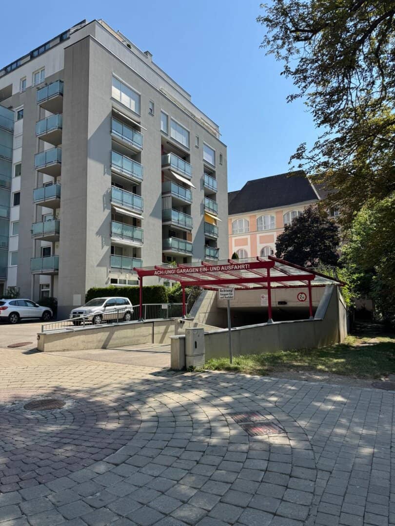 Pelzgasse 20 - spacious motorcycle parking space with room for multiple single-track vehicles