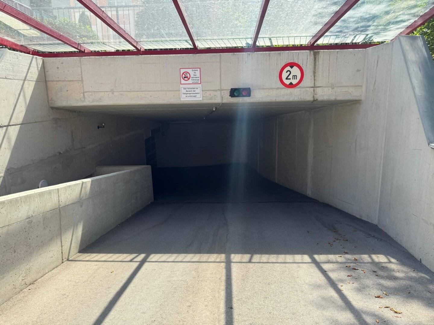 Pelzgasse 20 - spacious motorcycle parking space with room for multiple single-track vehicles