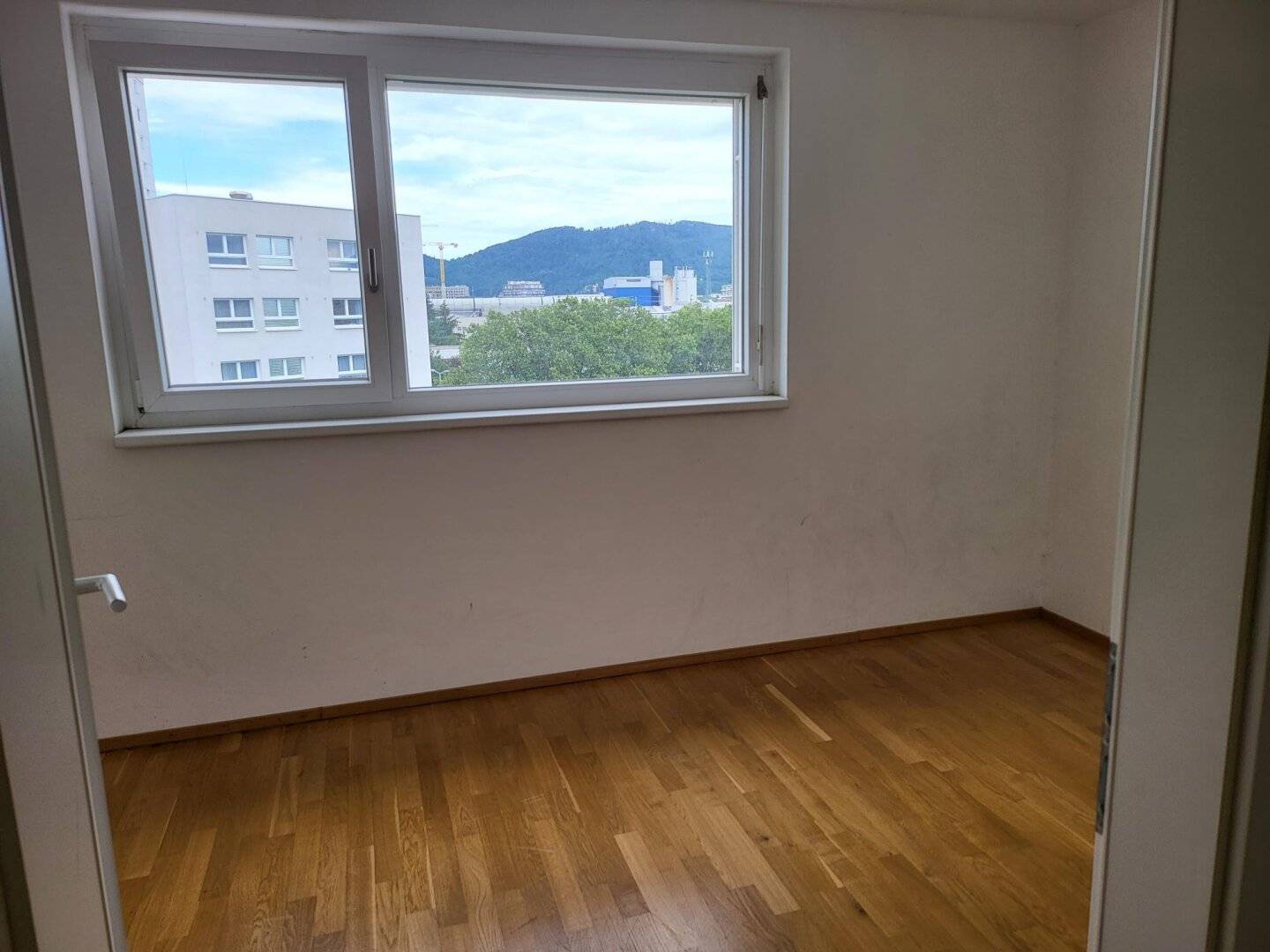 Unbefristete 4-Zimmer-Wohnung mit Küche und Balkon!