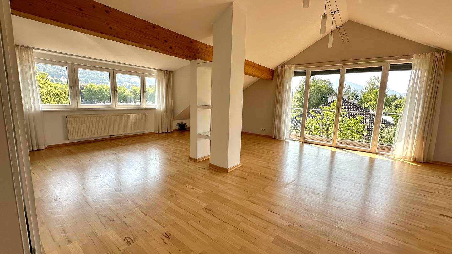 Bright Dachgeschosswohnung with mountain view and balcony