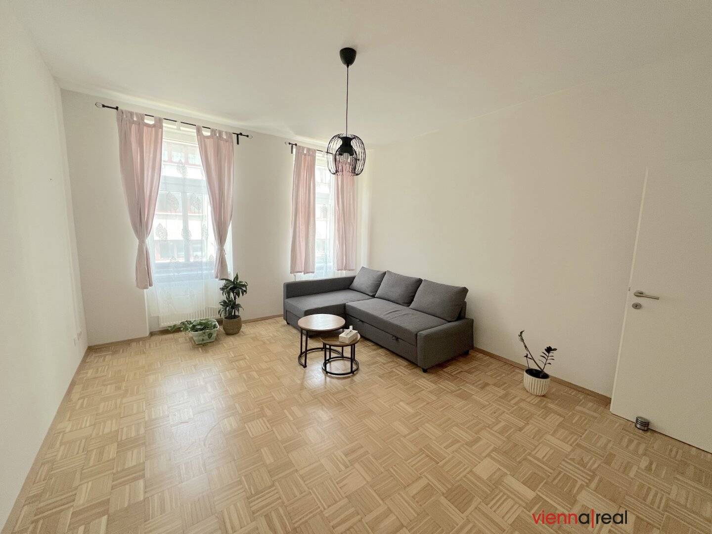 Bright, appealing 2-room apartment with separate kitchen, small bedroom and cellar compartment in beautiful old building