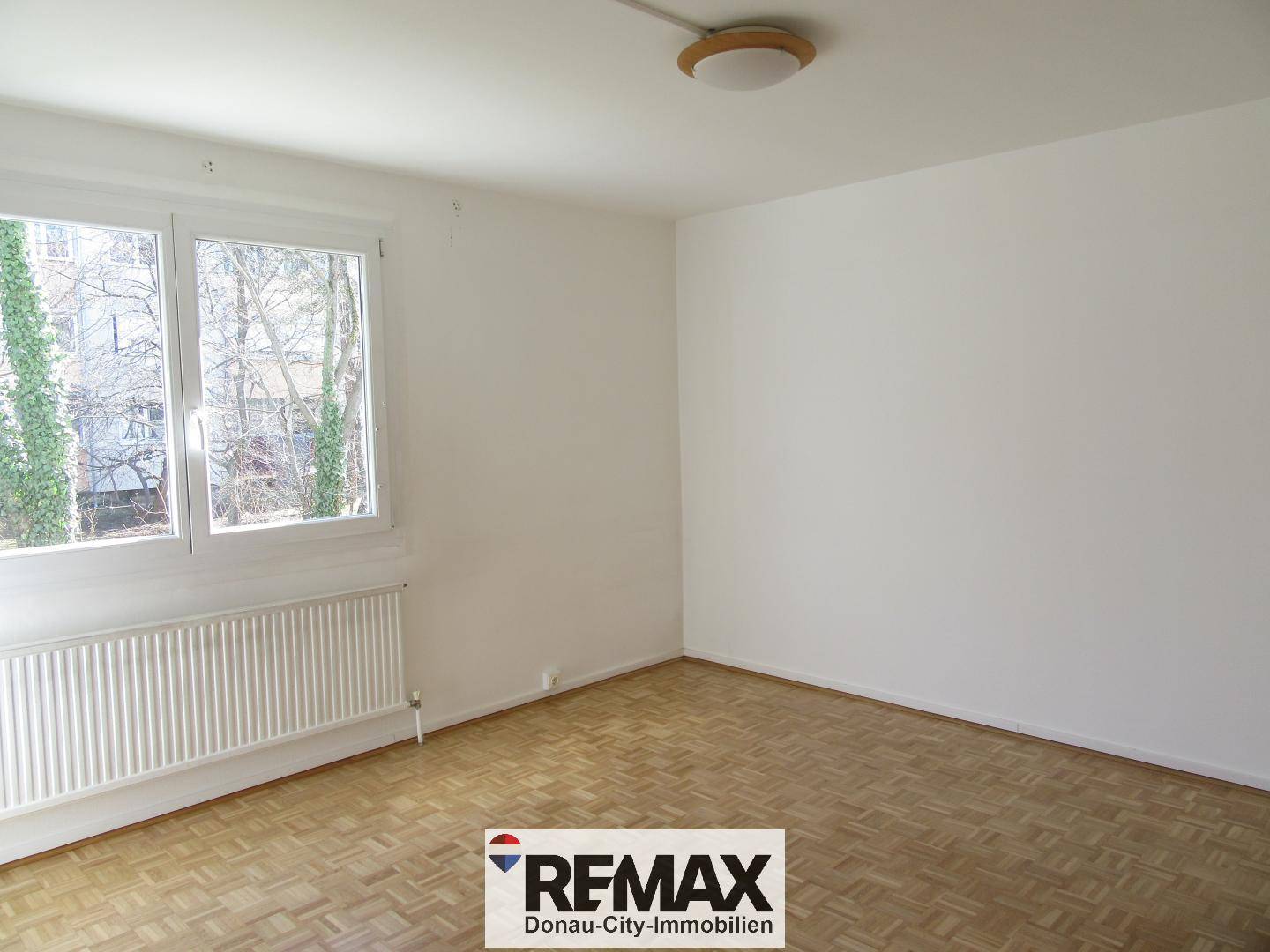 Helle Wohnung mit Loggia und Gartenausblick
