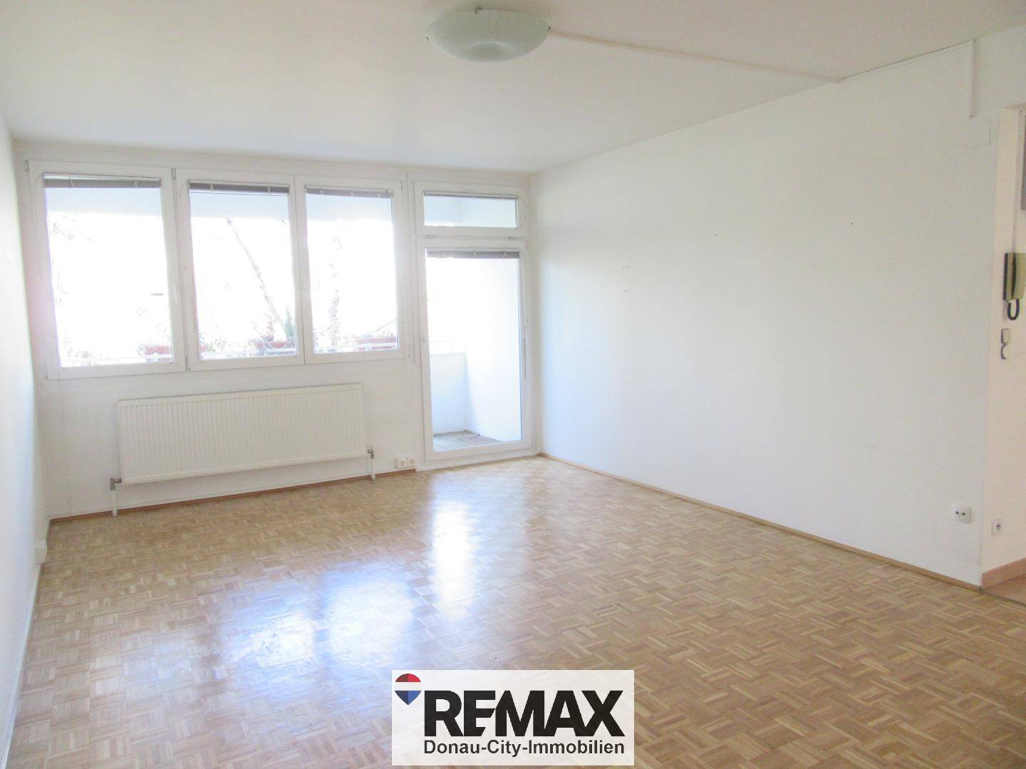 Helle Wohnung mit Loggia und Gartenausblick