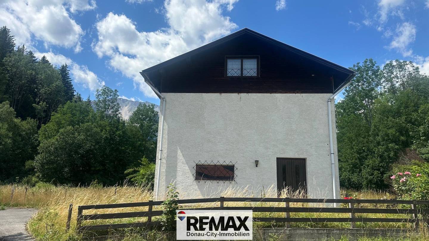 Sanierungsbedürftige Familienwohnung in naturnaher Lage