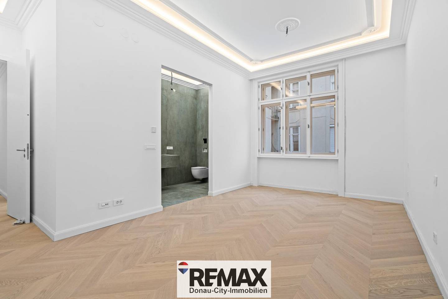 Altbauwohnung courtyard facing first occupancy after refurbishment