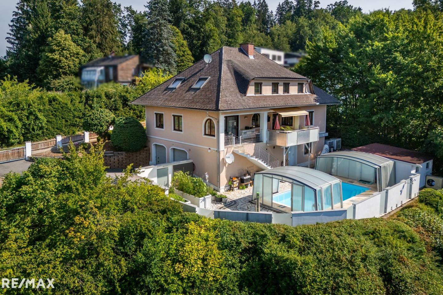 Sonnige Familienwohnung mit großem Garten und Pool