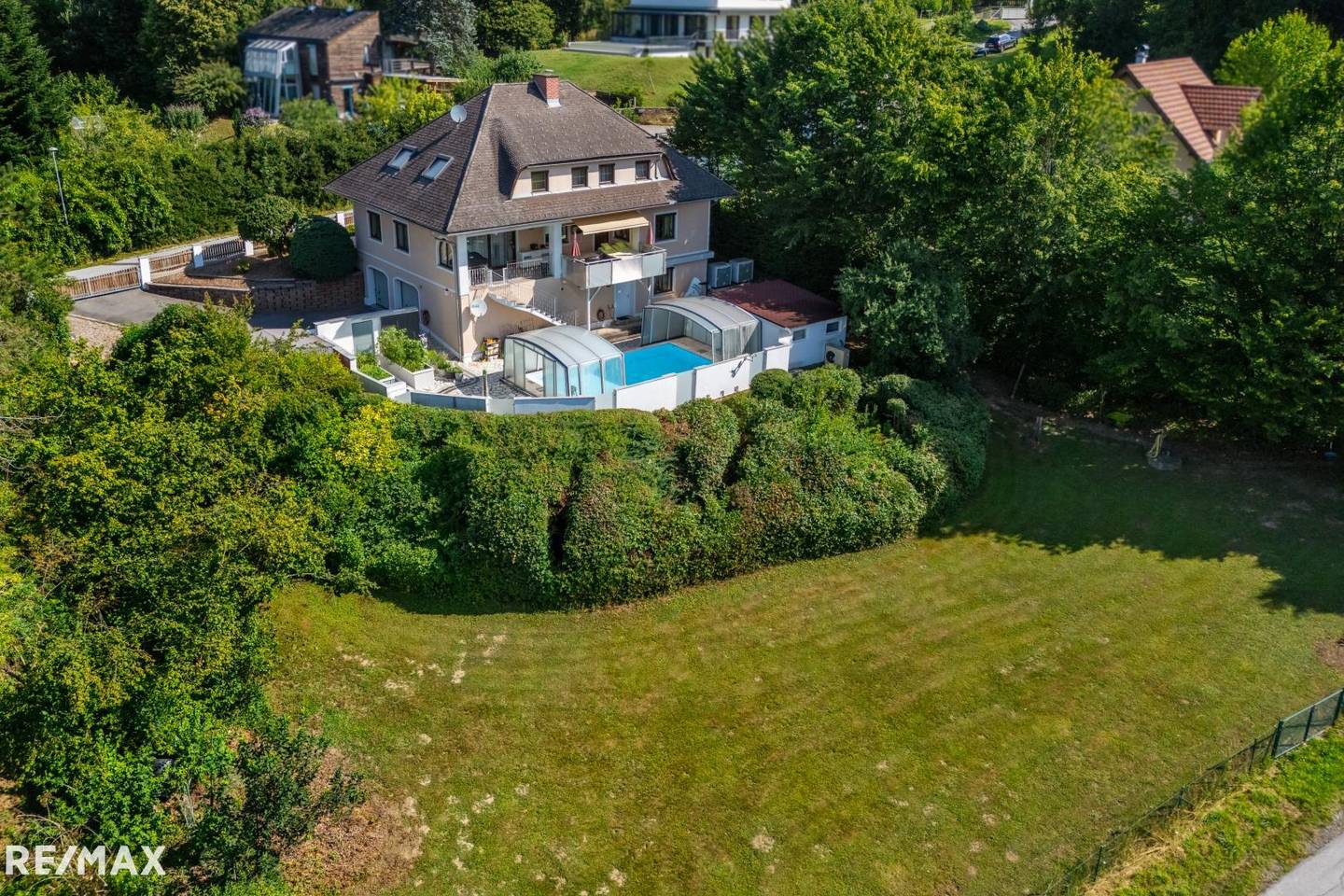 Sonnige Familienwohnung mit großem Garten und Pool