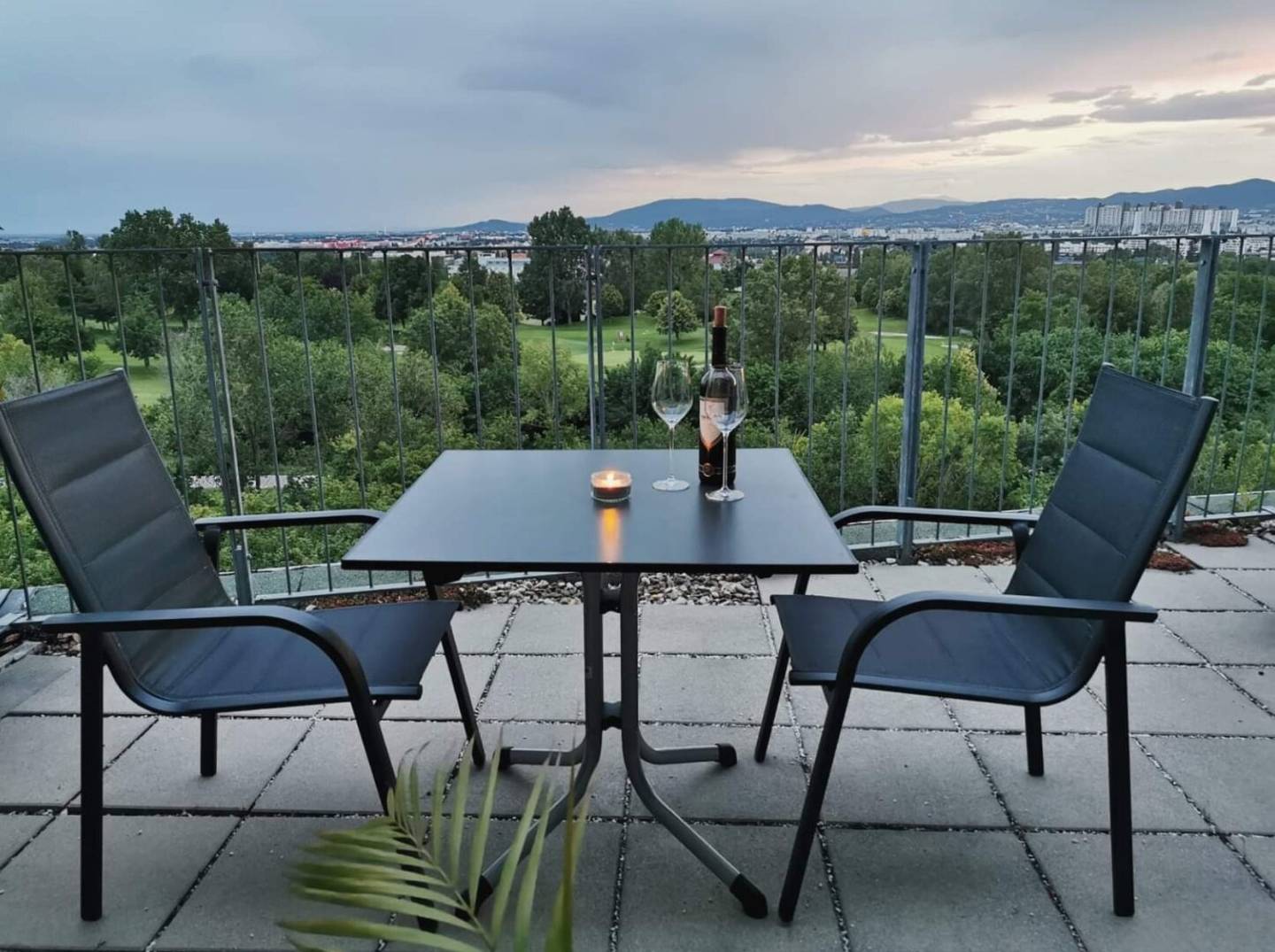 Wohnung mit Südterrasse, Blick Golfplatz, Pool, Gym, direkt hinter dem Wienerberg Twin Tower | Stunning split-level Apart, Terrace and Unobstructed Golf Course View – Pool &amp; Gym behind the Wienerberg Twin Towers