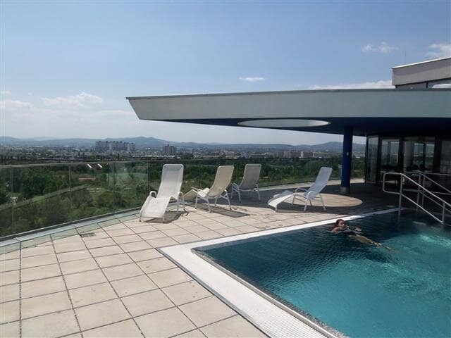 Wohnung mit Südterrasse, Blick Golfplatz, Pool, Gym, direkt hinter dem Wienerberg Twin Tower | Stunning split-level Apart, Terrace and Unobstructed Golf Course View – Pool &amp; Gym behind the Wienerberg Twin Towers