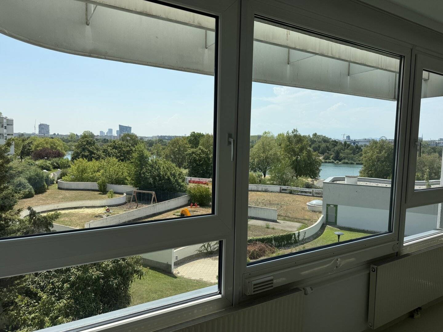 Freshly modernised 2-room apartment directly on the New Danube