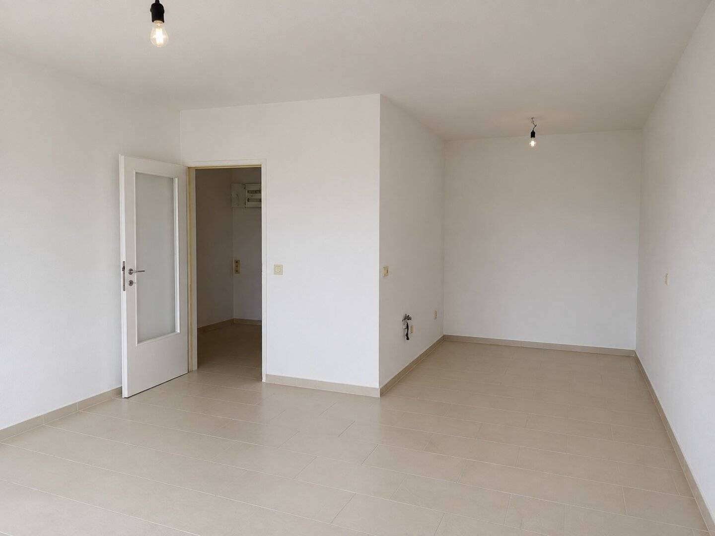 Freshly modernised 2-room apartment directly on the New Danube