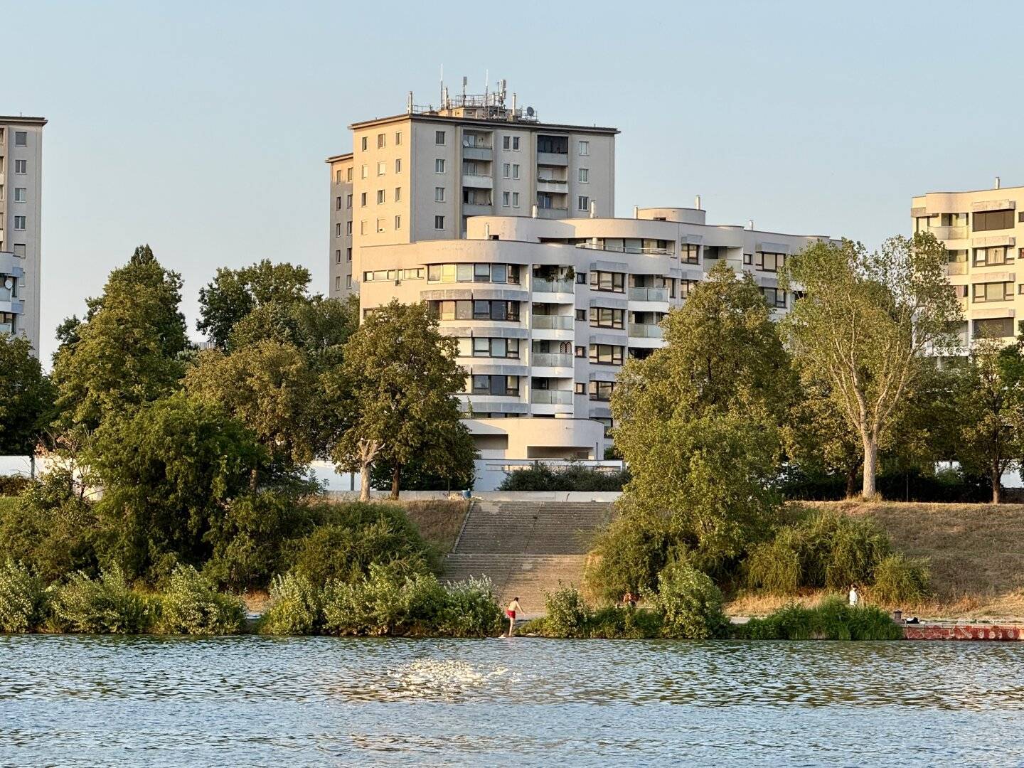 Freshly modernised 2-room apartment directly on the New Danube