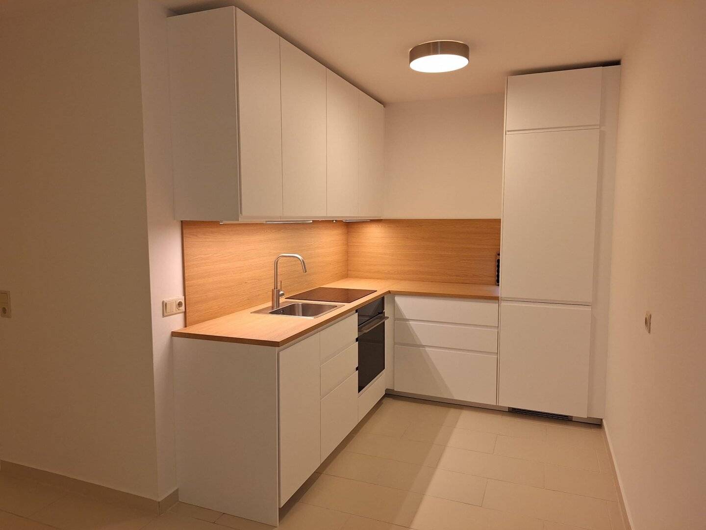 Freshly modernised 2-room apartment directly on the New Danube