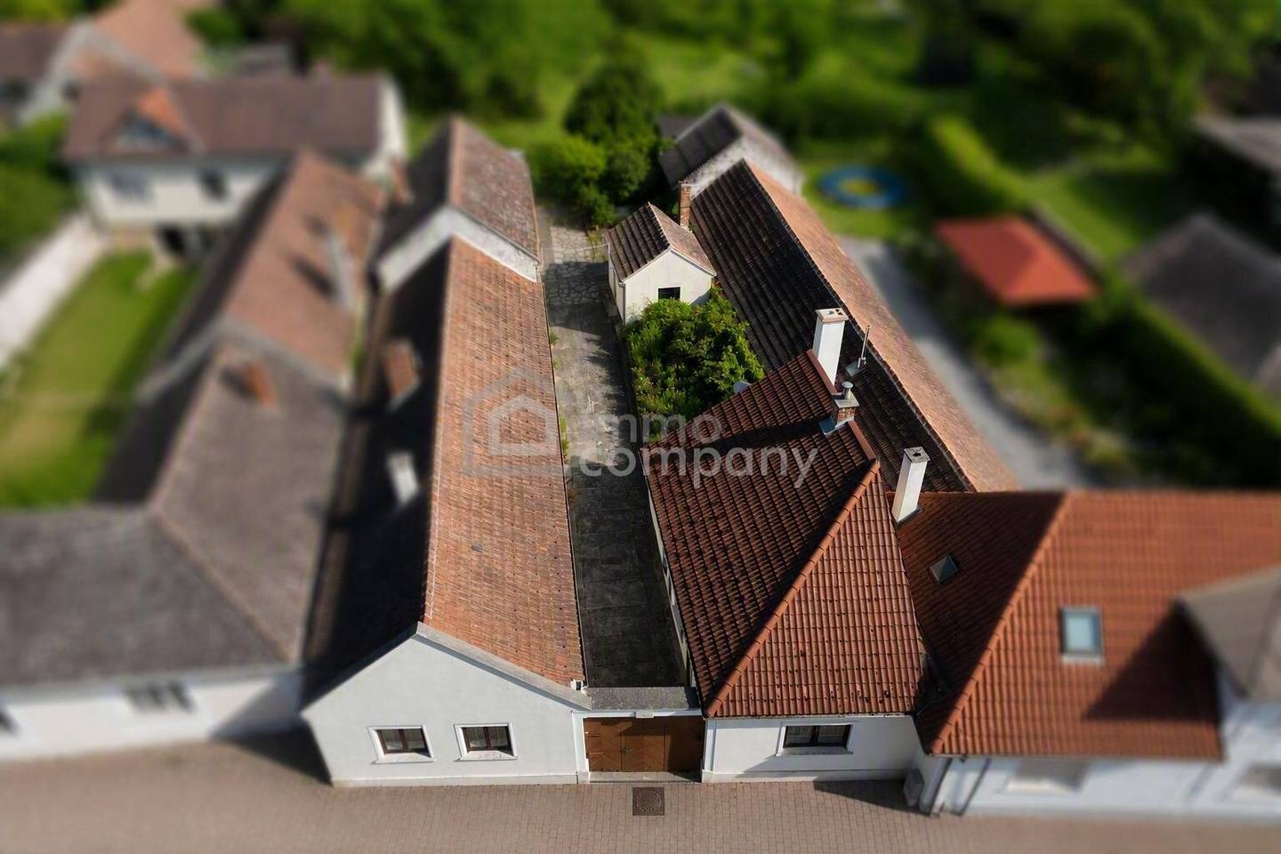 Renovierungsbedürftiges Haus mit zwei Wohneinheiten und viel Lagerfläche zu verkaufen!