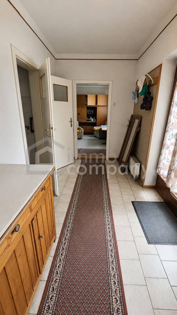 Renovierungsbedürftiges Haus mit zwei Wohneinheiten und viel Lagerfläche zu verkaufen!