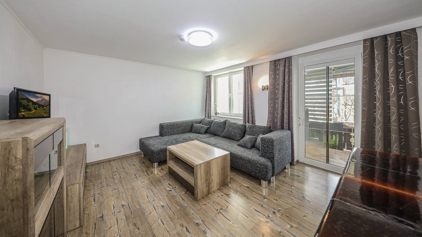 Erdgeschosswohnung zentrumsnah mit Kamin und Bergblick