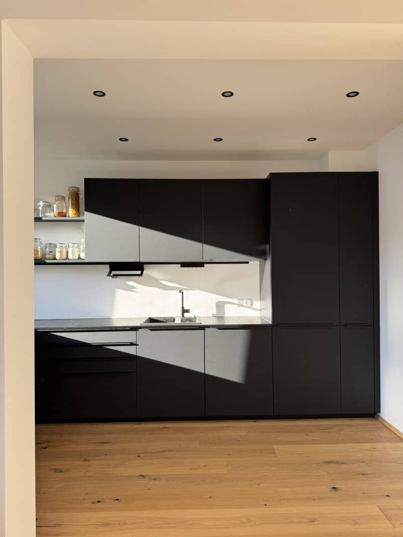 Loft-style refurbished apartment with large open-plan kitchen and four bedrooms near Neubaugasse