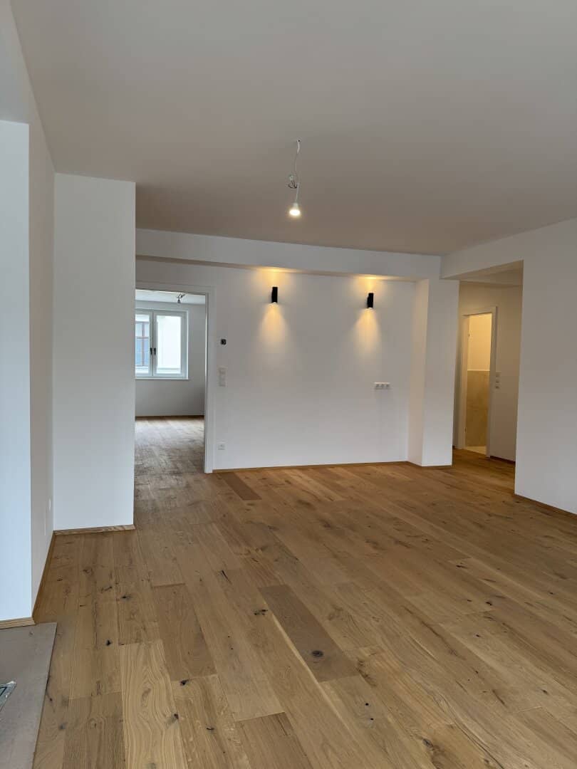 Loft-style refurbished apartment with large open-plan kitchen and four bedrooms near Neubaugasse