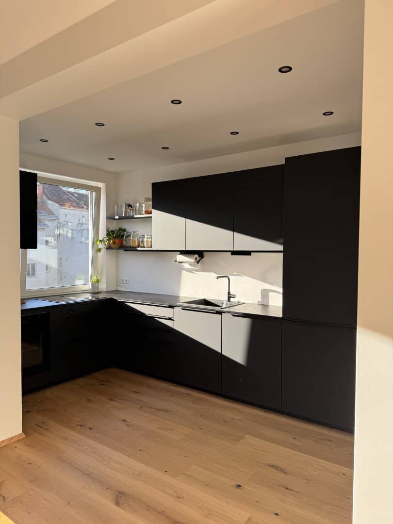 Loft-style refurbished apartment with large open-plan kitchen and four bedrooms near Neubaugasse