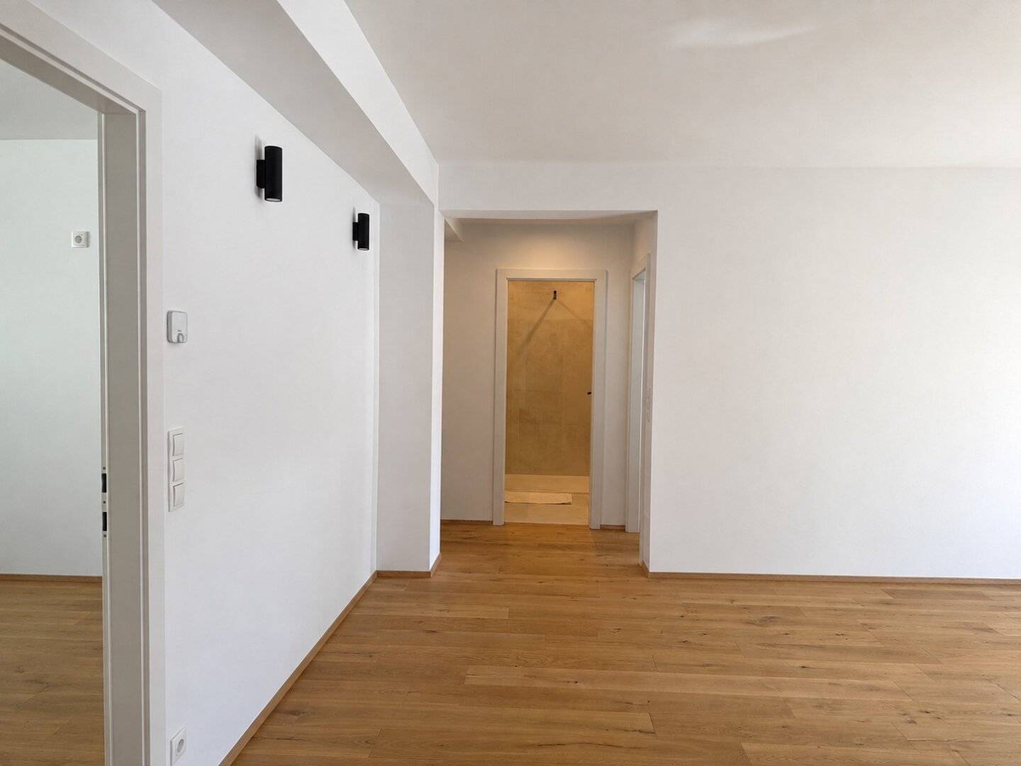 Loft-style refurbished apartment with large open-plan kitchen and four bedrooms near Neubaugasse