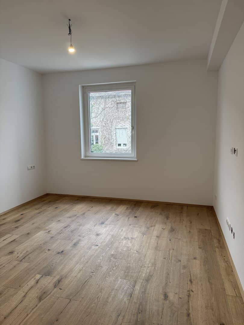 Loft-style refurbished apartment with large open-plan kitchen and four bedrooms near Neubaugasse