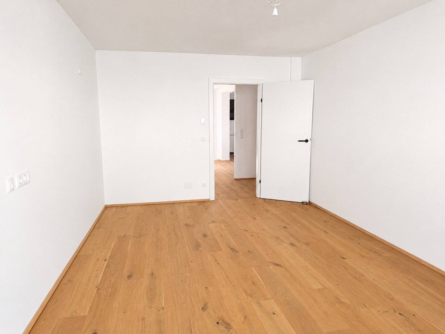 Loft-style refurbished apartment with large open-plan kitchen and four bedrooms near Neubaugasse