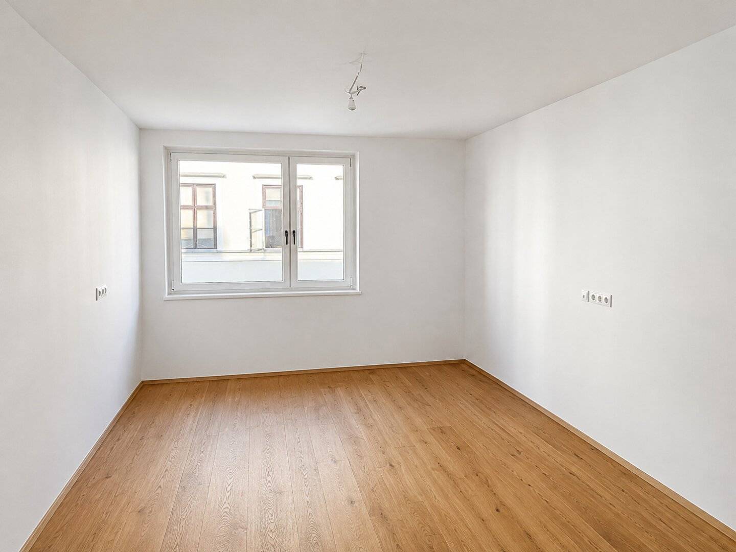 Loft-style refurbished apartment with large open-plan kitchen and four bedrooms near Neubaugasse