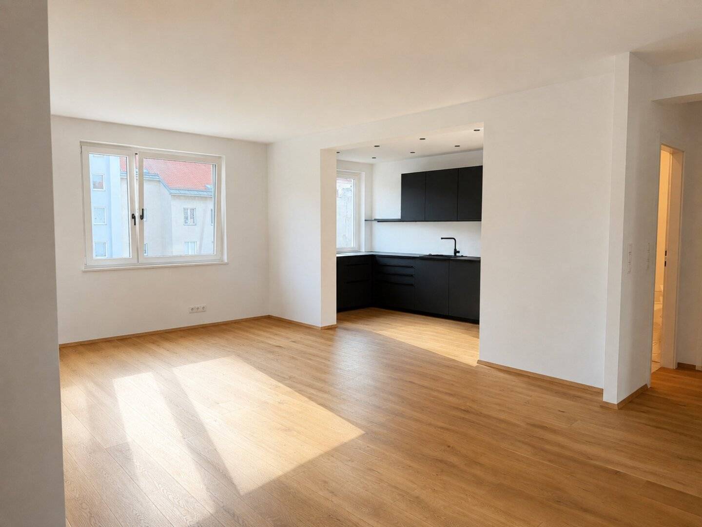 Loft-style refurbished apartment with large open-plan kitchen and four bedrooms near Neubaugasse